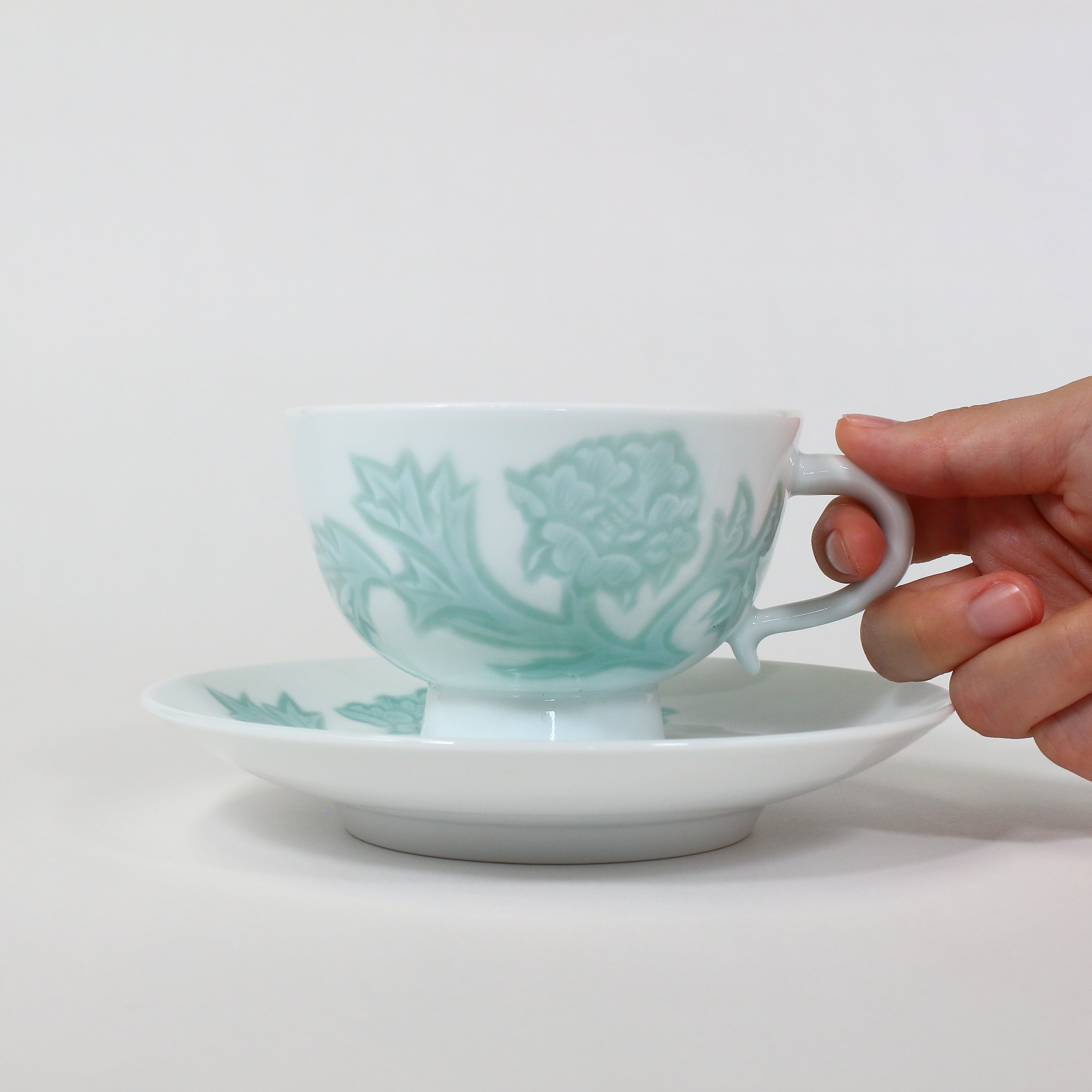有田焼 人間国宝 井上萬二 白磁緑釉牡丹彫文 紅茶碗 | 名工たちの和