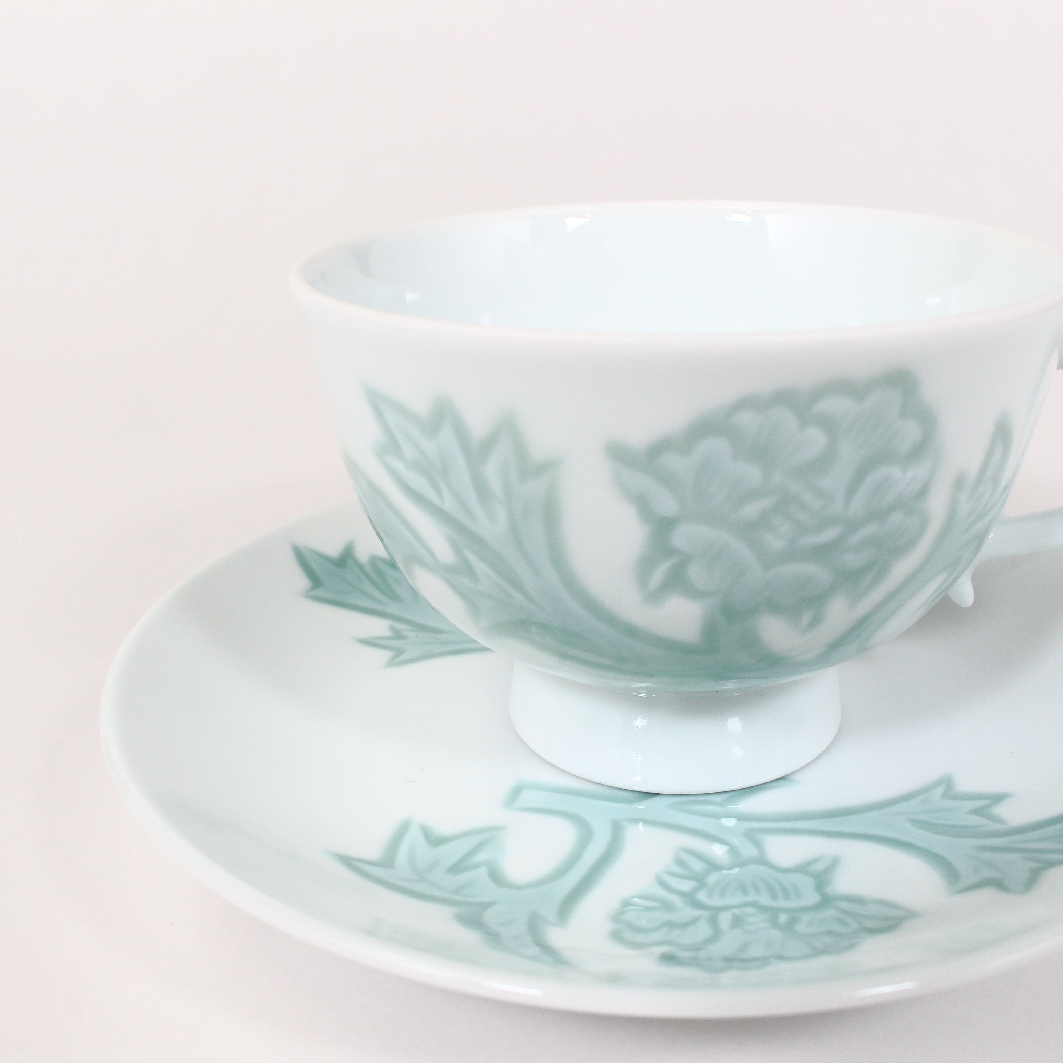 有田焼 人間国宝 井上萬二 白磁緑釉牡丹彫文 紅茶碗 | 名工たちの和