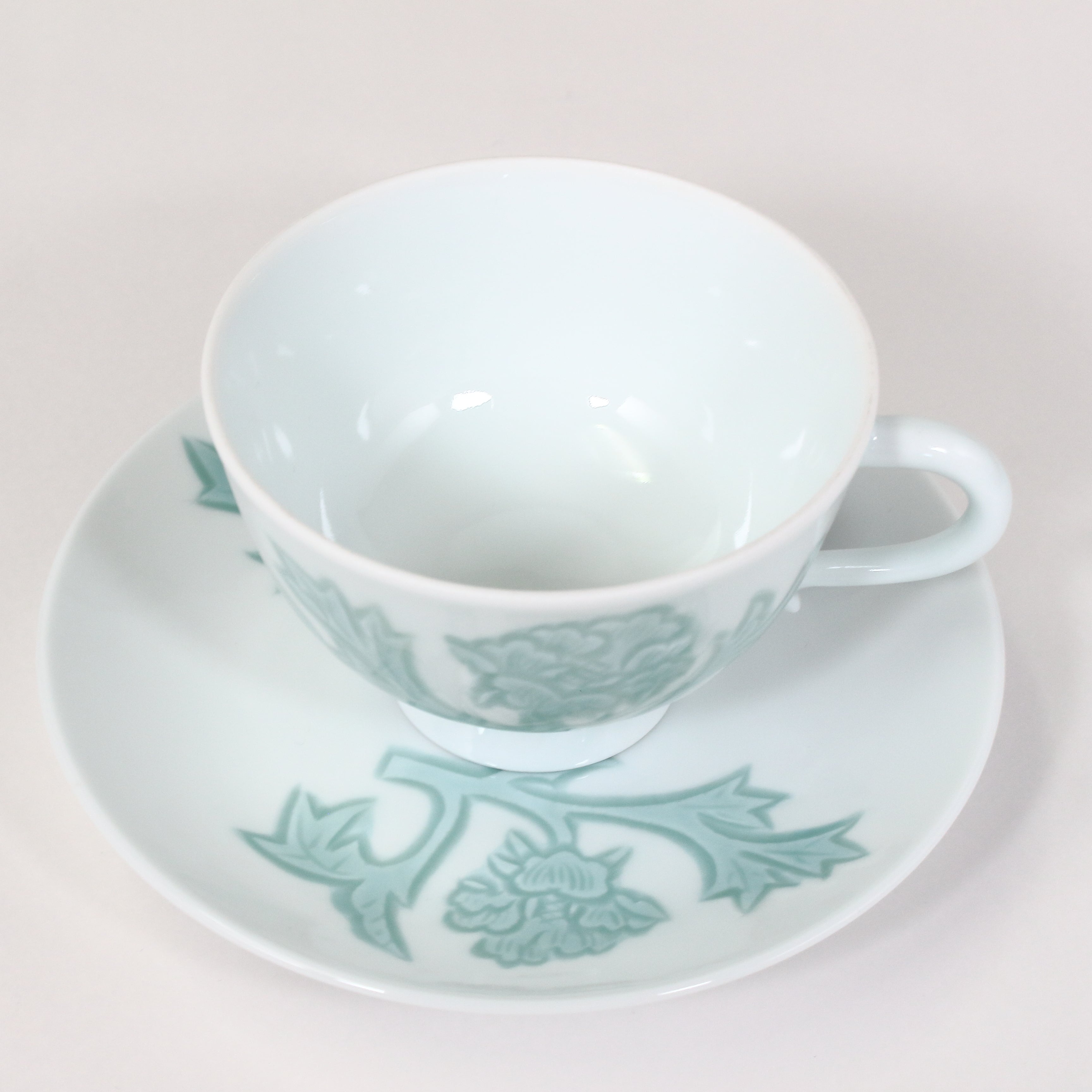 有田焼 人間国宝 井上萬二 白磁緑釉牡丹彫文 紅茶碗