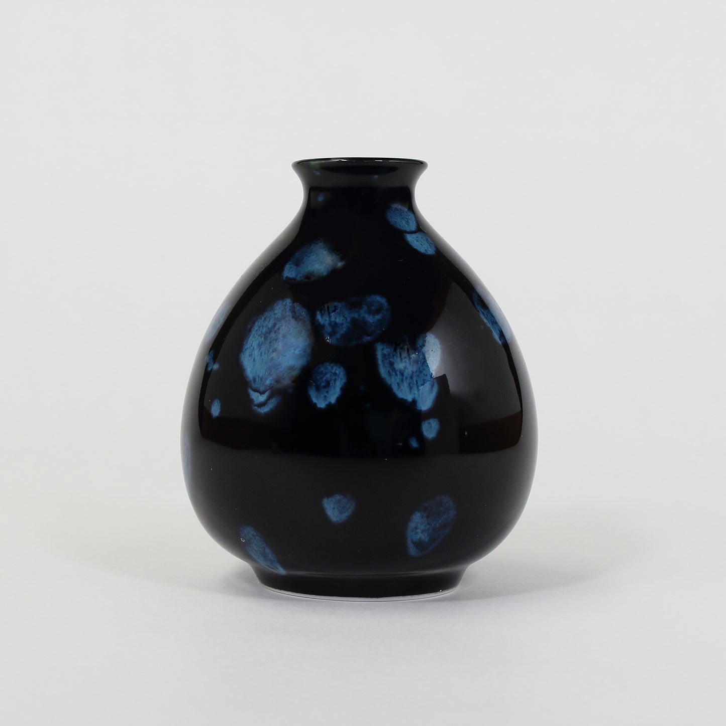 Arita ware | Yuki Inoue | Tenmoku blue glaze droplet sake bottle [one-of-a-kind item]
